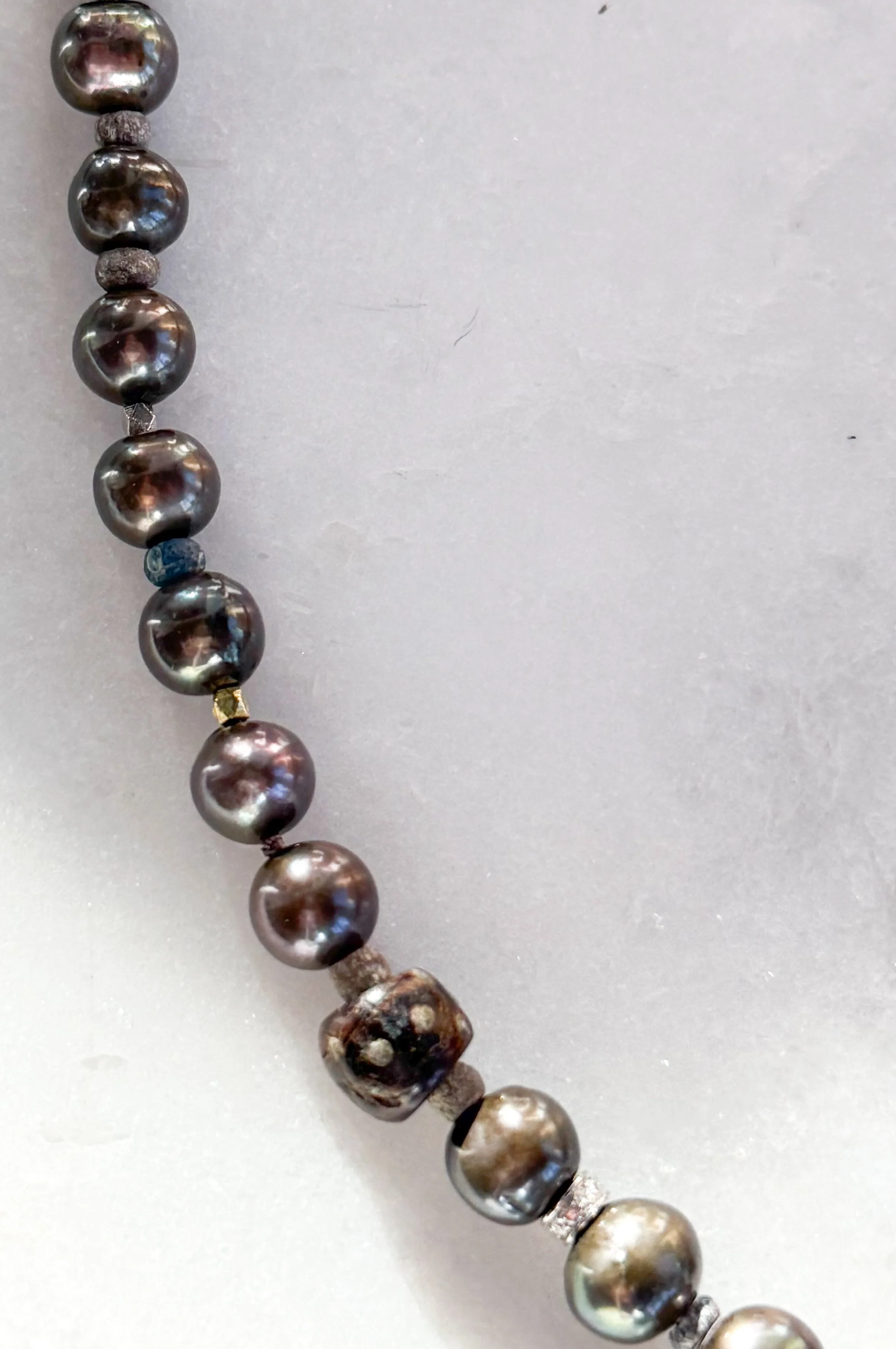 Metallic Nila Pearl Necklace - Image 6