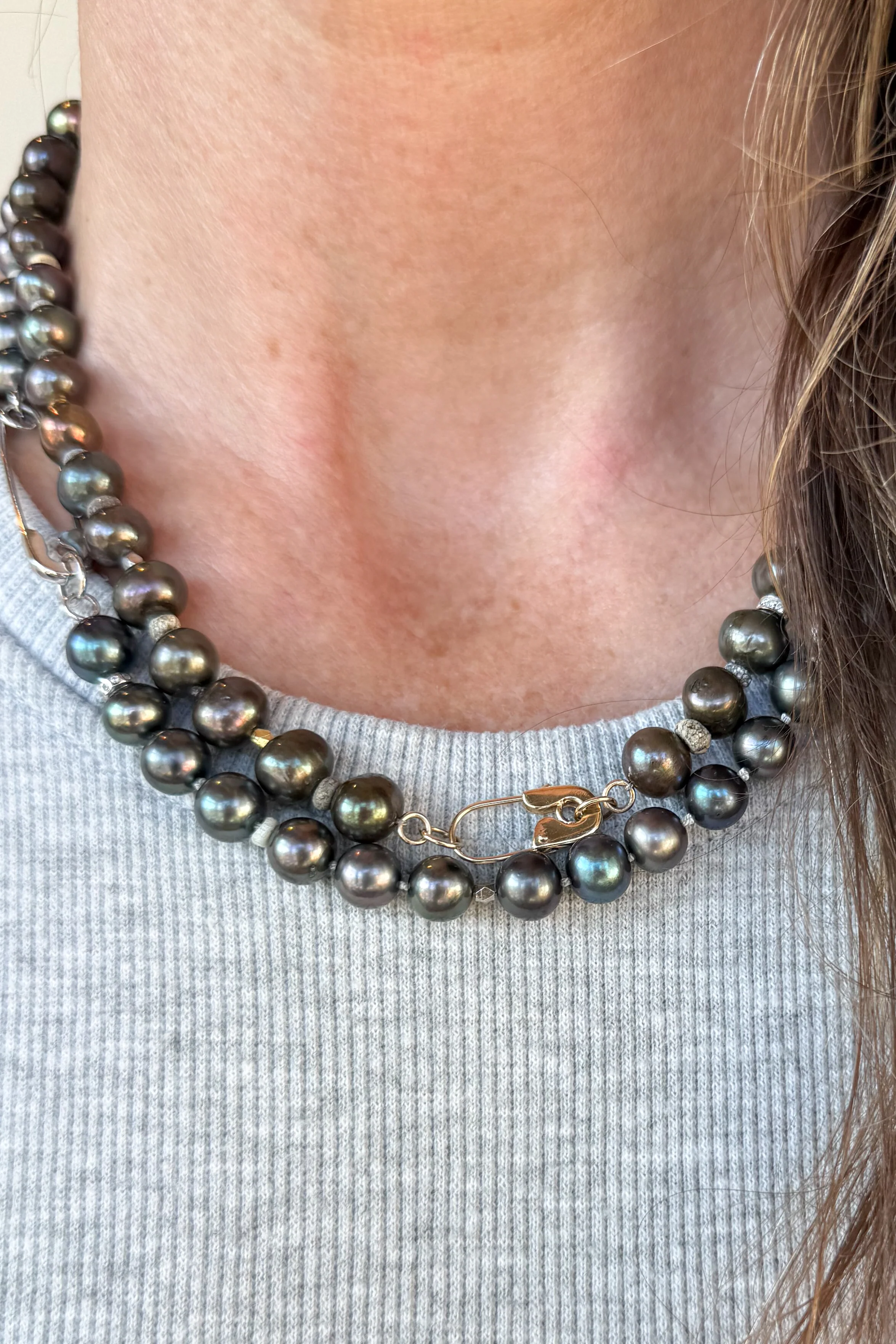 Metallic Nila Pearl Necklace - Image 7
